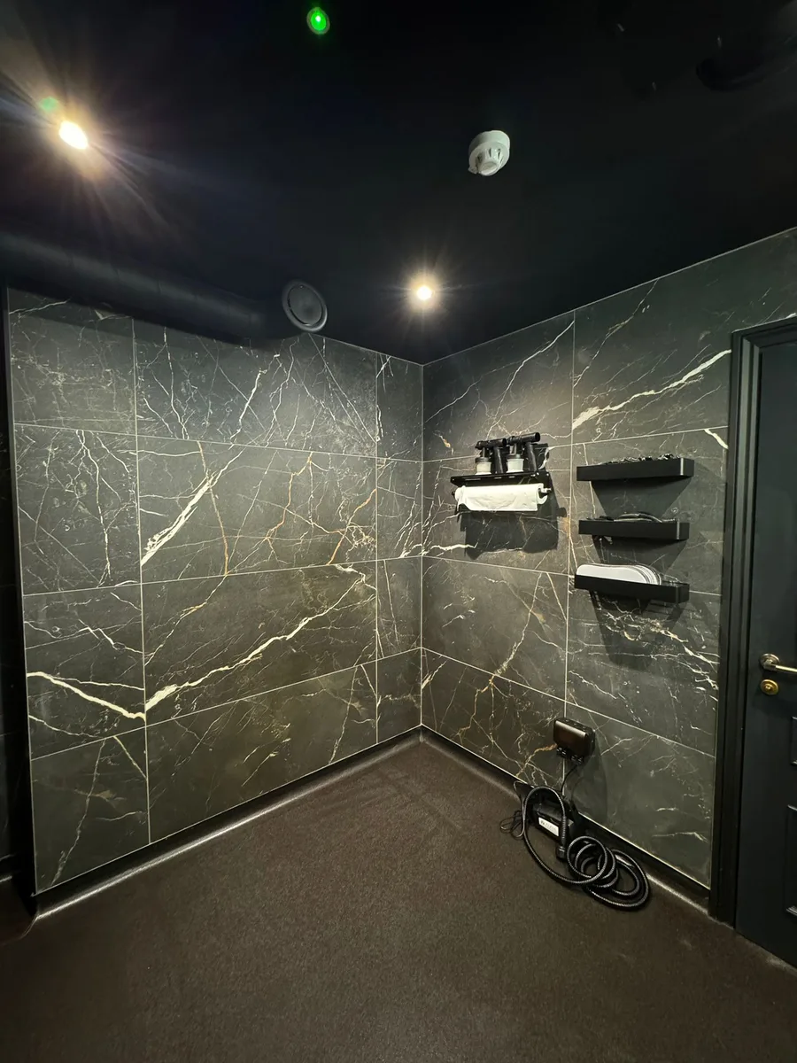 Bespoke spraytan room